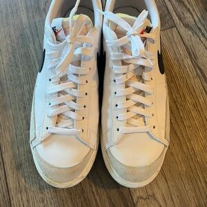 Nike White and Black Sneakers